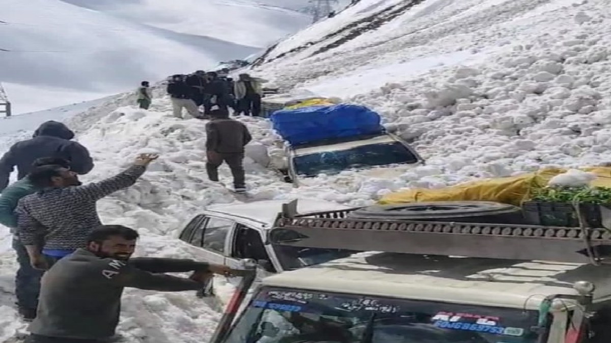 Zojila Pass Avalanche: 2 Dead, Several Feared Trapped After Vehicles Buried Under Snow