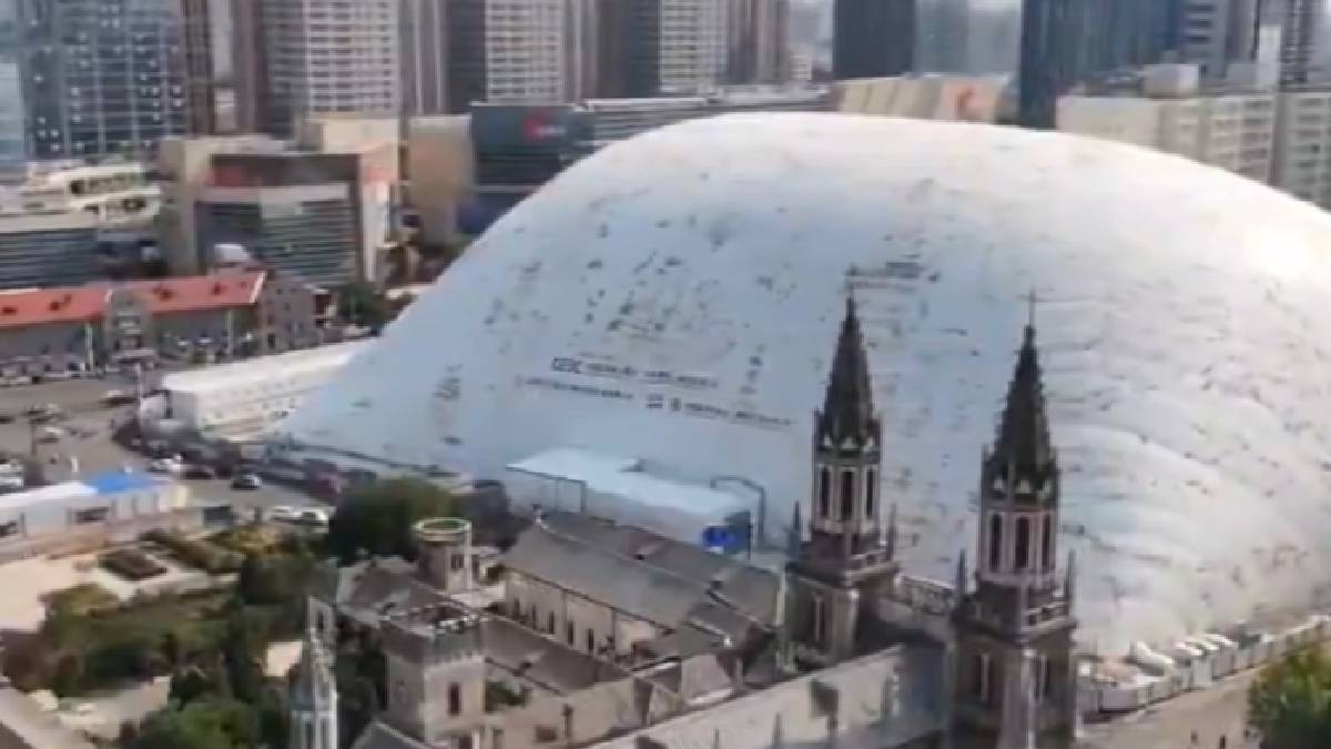 China Builds 50-Metre Inflatable Dome to Control Construction Pollution