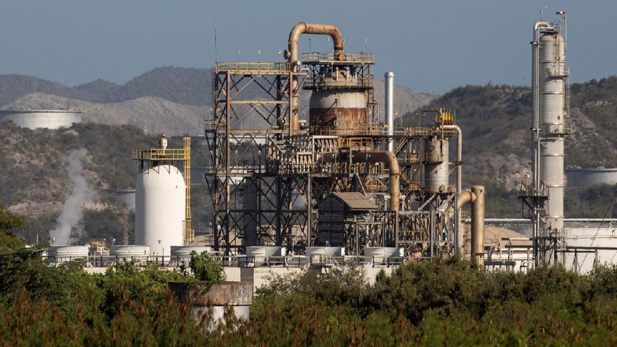 Is India’s Oil Supply Safe? Govt Sources Confirm 25-Day Buffer as Strait of Hormuz Faces Closure