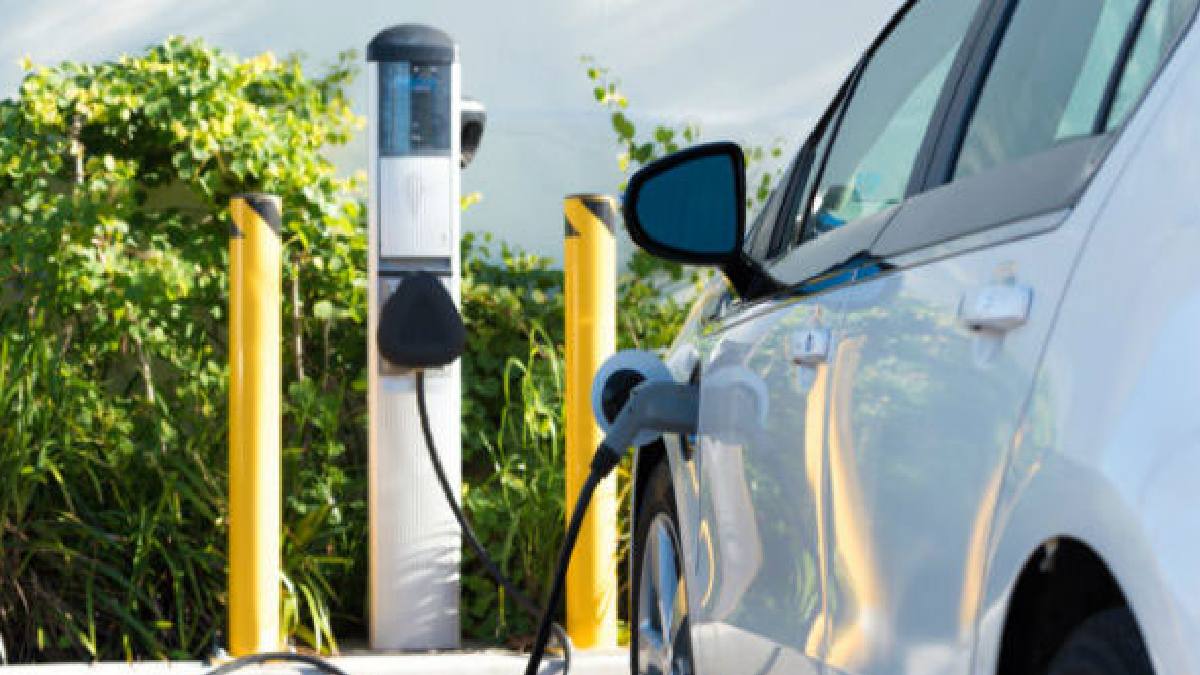 Iran Oil Crisis Boosts EV Sales in Asia: BYD, VinFast Lead Surge