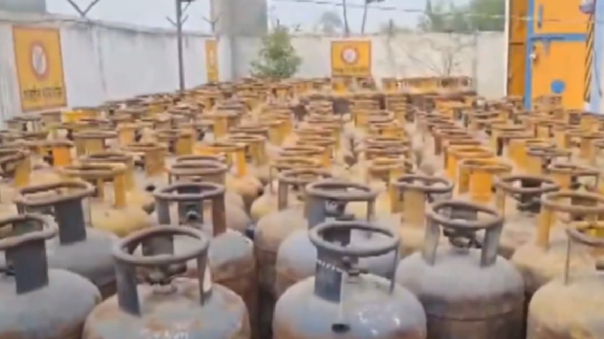 Illegal LPG Refilling Racket Busted in Khurja, Over 1000 Cylinders Seized | Photo Credit: https://x.com/NewsArenaIndia