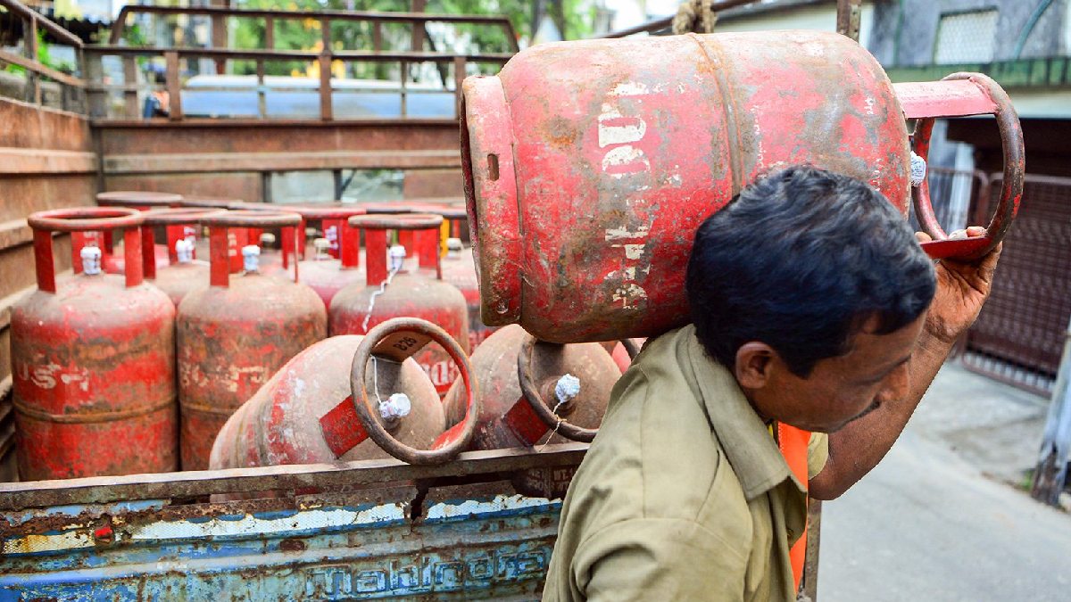 LPG Cylinder Price ₹1,500 Amid Iran War Panic Buying – Is Gas Really Scarce?