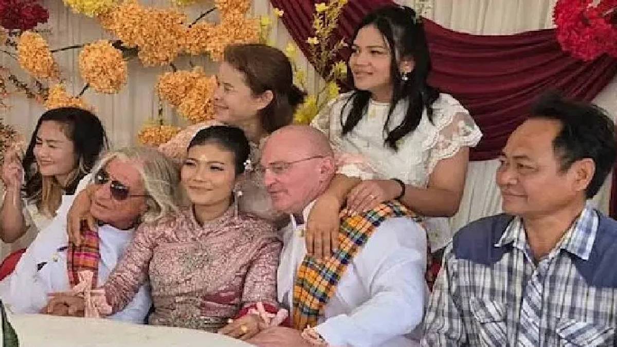 ಒಂದೇ ವೇದಿಕೆಯಲ್ಲಿ ಇಬ್ಬರು ವರರೊಡನೆ ಸಪ್ತಪದಿ ತುಳಿದ ಮಹಿಳೆ - ಥೈಲ್ಯಾಂಡ್ ಮದುವೆಯ ಈ ಅಚ್ಚರಿಯ ಕಥೆ ಕೇಳಿ.!!