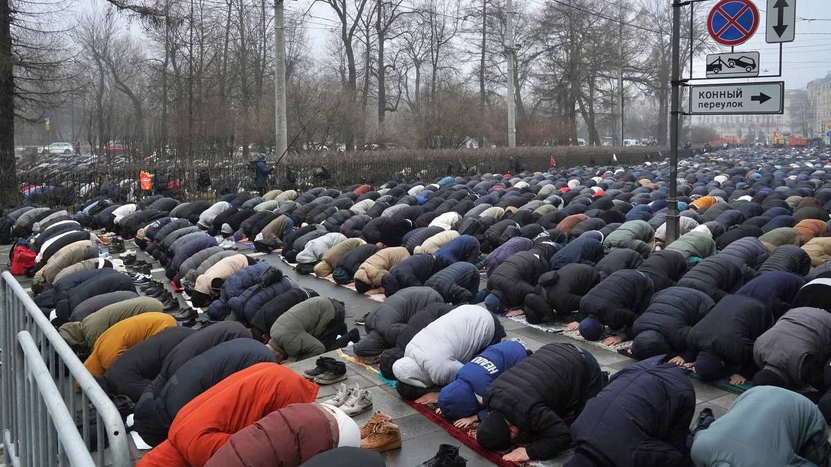 Mass Eid Prayers Halt Traffic in Moscow and St. Petersburg