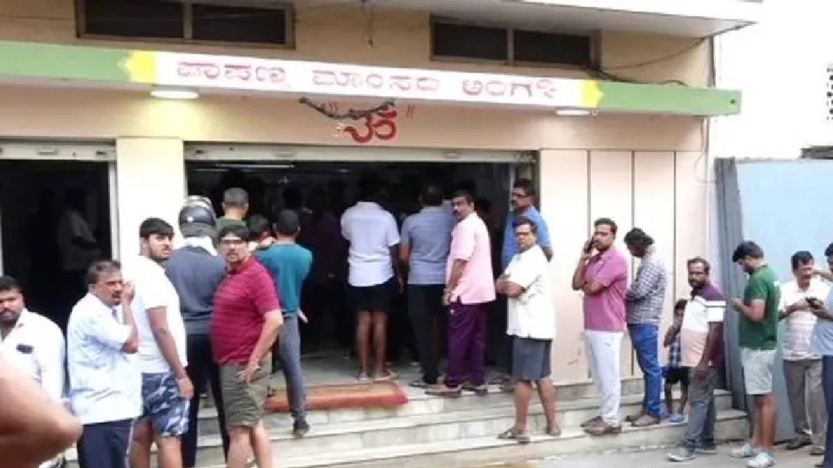 ಬೆಳ್ಳಂಬೆಳಗ್ಗೆ ಮಟನ್ ಅಂಗಡಿ ಮುಂದೆ ಕಿಲೋಮೀಟರ್ ಉದ್ದದ ಕ್ಯೂ - ಹೊಸತೊಡಕಿಗೆ ಮಾಂಸದ ಬೆಲೆ ಎಷ್ಟು ಗೊತ್ತಾ?