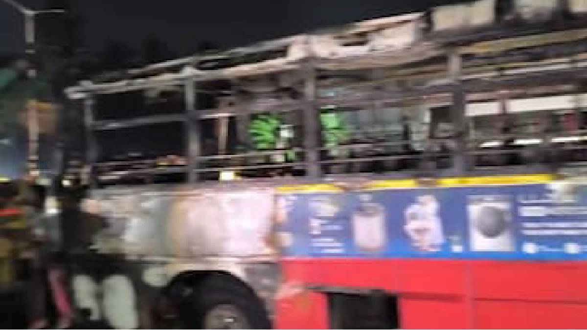 ಬೆಂಗಳೂರಿನ ಲುಲು ಮಾಲ್ ಬಳಿ ಕೆಎಸ್‌ಆರ್‌ಟಿಸಿ ಬಸ್ ಧಗಧಗ - ರಸ್ತೆ ಮಧ್ಯದಲ್ಲೇ ಸುಟ್ಟು ಕರಕಲಾದ ಶಿವಮೊಗ್ಗ ಬೌಂಡ್ ಬಸ್!!