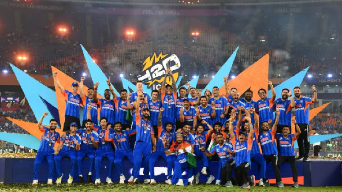 ಟ್ರೋಫಿ ಹಿಡಿದು ಸಂಭ್ರಮಿಸಿದ ಮಹೀ - 2007ರ ನಾಯಕನಿಂದ 2026ರ ಚಾಂಪಿಯನ್ಸ್ ತಂಡಕ್ಕೆ ಭರ್ಜರಿ ಮೆಚ್ಚುಗೆ!!