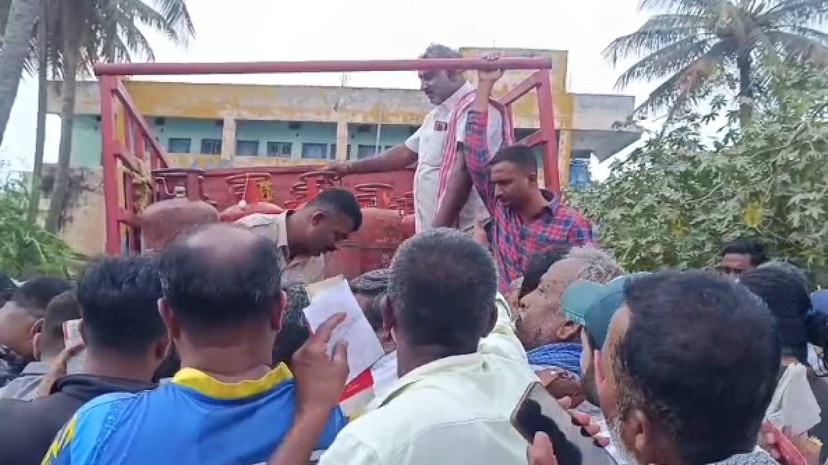 ಗ್ಯಾಸ್‌ಗಾಗಿ ಜನಜಂಗುಳಿ, ನೂಕಾಟ ತಳ್ಳಾಟ - ಕೊನೆಗೆ ಪೊಲೀಸ್ ಠಾಣೆ ಮೆಟ್ಟಿಲೇರಿದ ಸಿಲಿಂಡರ್ ಲಾರಿ!!