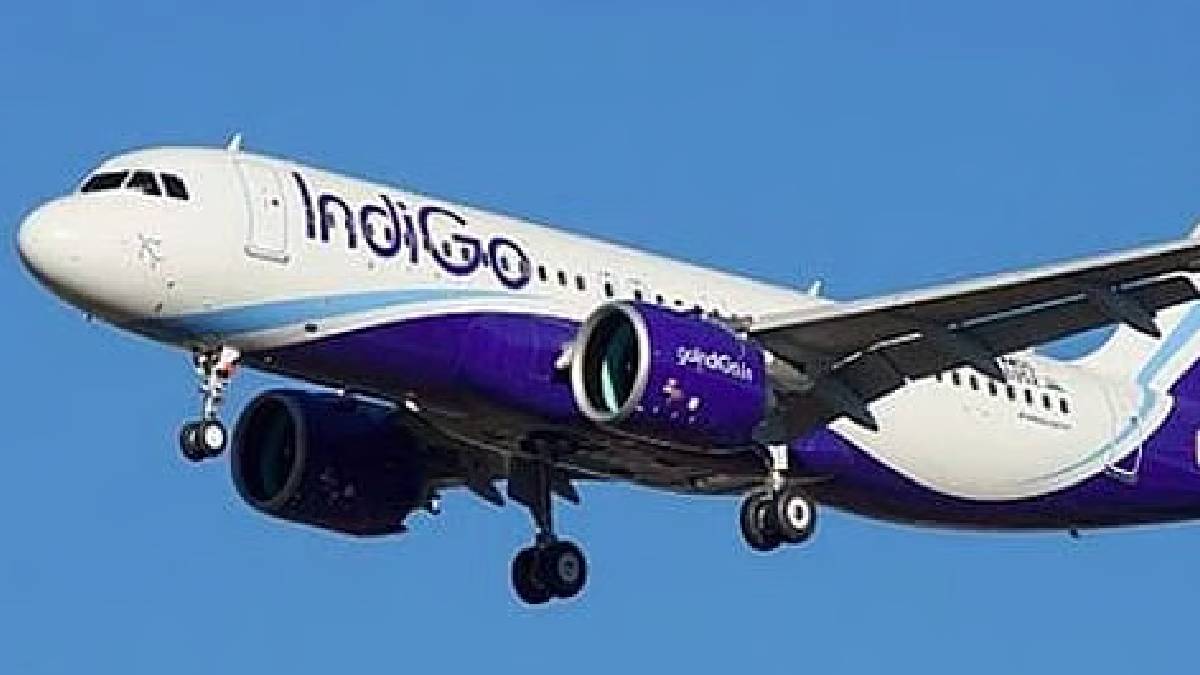 ಬೆಂಗಳೂರು-ವಾರಾಣಸಿ ವಿಮಾನದಲ್ಲಿ ಹೈಡ್ರಾಮಾ - ಅರ್ಧ ಹಾದಿಯಲ್ಲಿ ತುರ್ತು ಬಾಗಿಲು ತೆರೆಯಲು ಹೋದ ಪ್ರಯಾಣಿಕ!!