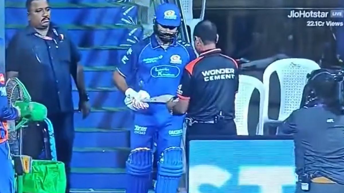 Rohit Sharma Bat Stuck in Gauge During Umpire Check, Viral On-Field Moment