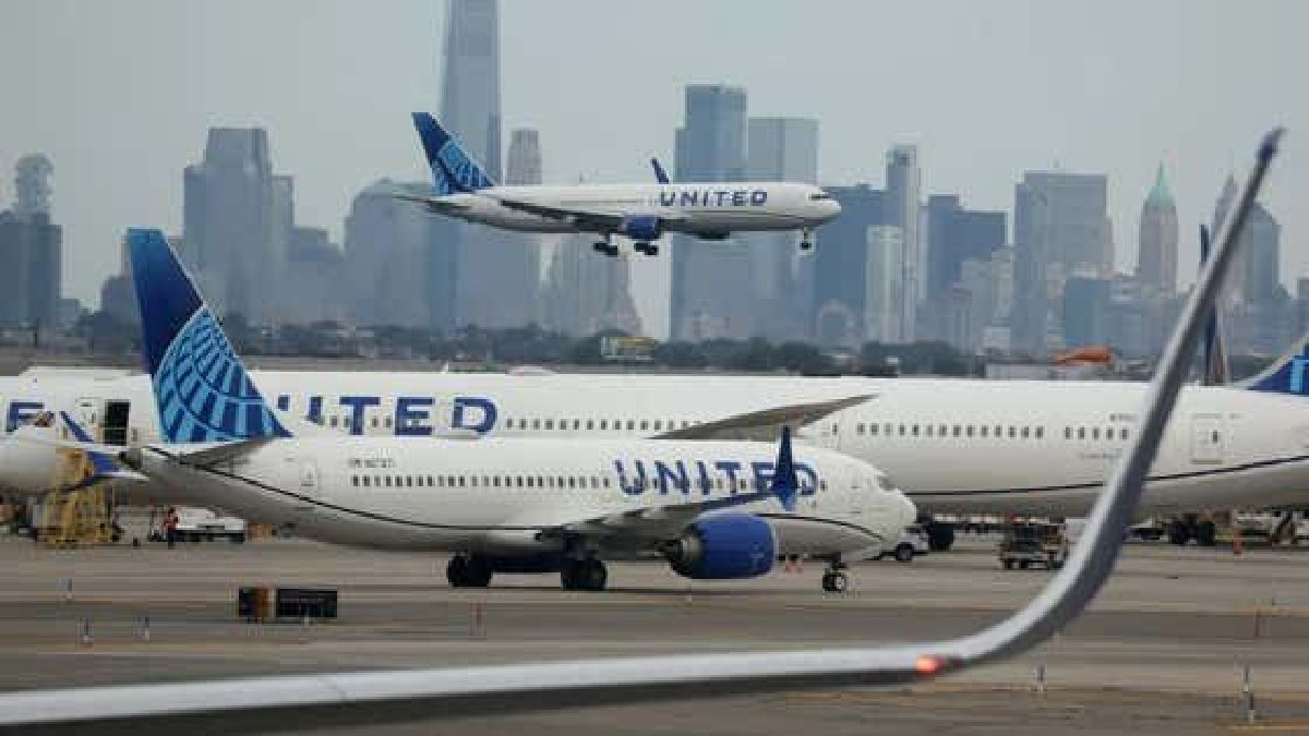 No Headphones, No Flight: United Airlines Introduces New Rule for Passengers on Board