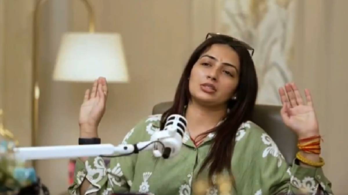 Chandrika Dixit (Viral VadaPav Girl) Says She Would Sleep With Anyone to Raise Her Child