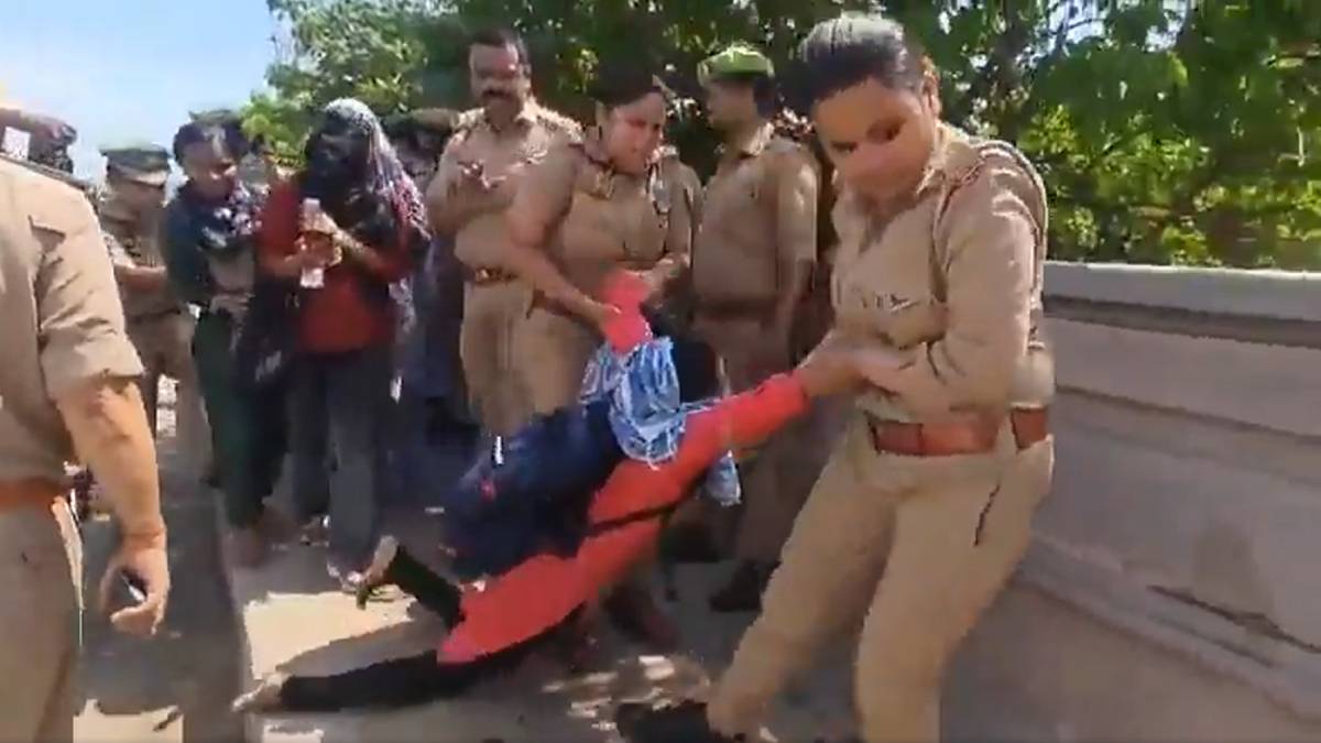 ಸಿಎಂ ಹೆಲ್ಪ್‌ಲೈನ್ ಸಿಬ್ಬಂದಿ ಕಣ್ಣೀರು: ಹಕ್ಕು ಕೇಳಿದವರನ್ನೇ ಎಳೆದಾಡಿ ಬಸ್‌ಗೆ ತುಂಬಿದ ಪೊಲೀಸರು!! ವಿಡಿಯೋ ವೈರಲ್;