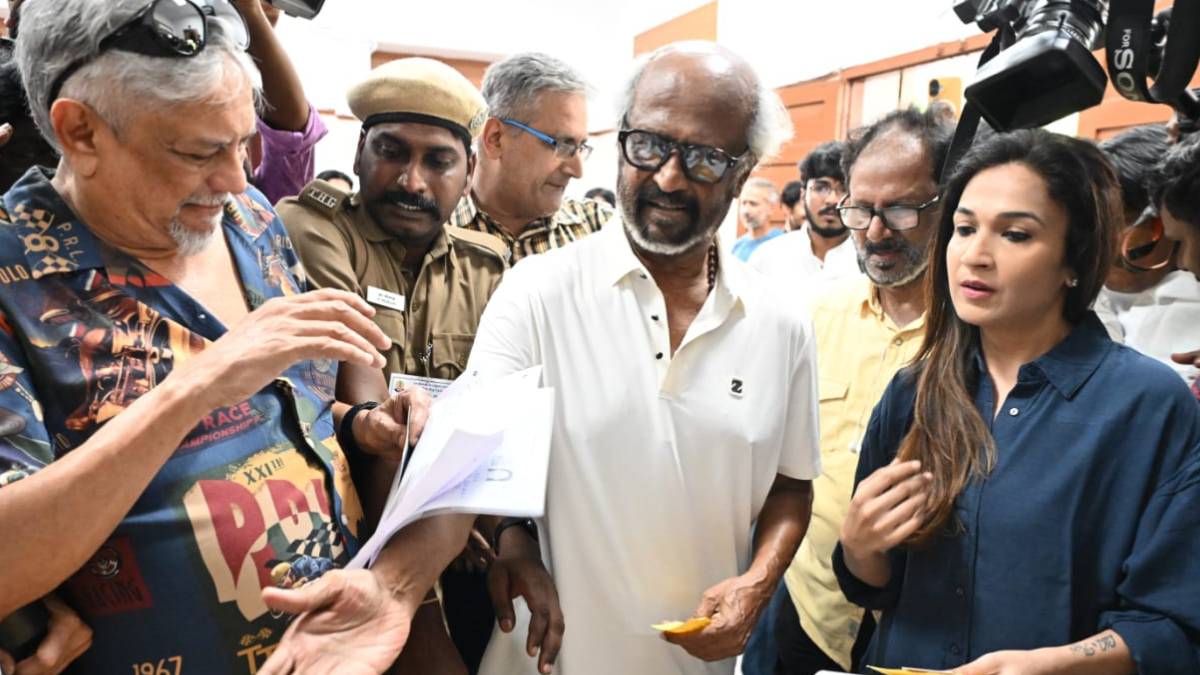 ಚೆನ್ನೈನಲ್ಲಿ ತಲೈವಾ ಮ್ಯಾಜಿಕ್: ಸೌಂದರ್ಯ ಅವರೊಂದಿಗೆ ಬಂದು ವೋಟ್ ಹಾಕಿದ ರಜನಿ; ಲೇಟೆಸ್ಟ್ ಫೋಟೋಸ್ ವೈರಲ್!!