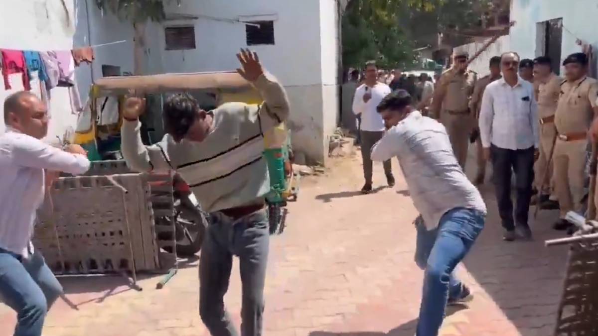 ತಲ್ವಾರ್ ಹಿಡಿದು ರೌಡಿಗಳ ರಂಪಾಟ - ನಡುರಸ್ತೆಯಲ್ಲೇ ಬೆತ್ತದ ಪೂಜೆ ಮಾಡಿದ ಪೊಲೀಸ್ ಪಡೆ; ವಿಡಿಯೋ ವೈರಲ್!!