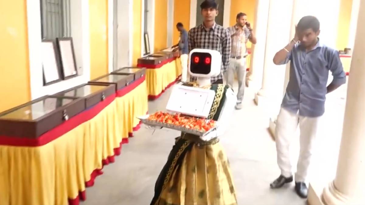 ಚುನಾವಣಾ ಬೂತ್‌ನಲ್ಲಿ ಸೀರೆಯುಟ್ಟ 'ಸುಂದರಿ' - ಎಲೆಕ್ಷನ್‌ನಲ್ಲಿ ಮಿಂಚಿದ ರೋಬೋಟ್ 'ನಿಲಾ' ವಿಡಿಯೋ ವೈರಲ್!!