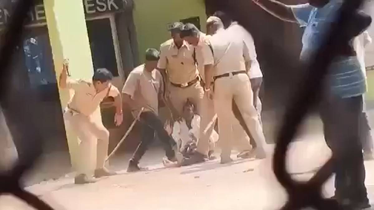 ಪೊಲೀಸರ 'ಖಾಕಿ' ದರ್ಪ - ಲಾಠಿಯಿಂದ ಮನಬಂದಂತೆ ಥಳಿಸಿದ ಎಸ್‌ಐ; ವೈರಲ್ ವಿಡಿಯೋ ಕಂಡು ಬೆಚ್ಚಿಬಿದ್ದ ಜನ!!