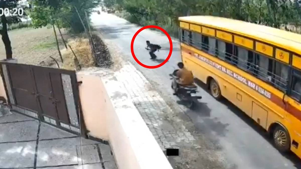 ಶಾಲಾ ಬಾಲಕನಿಗೆ ಅಪ್ಪಳಿಸಿದ ಅತಿ ವೇಗದ ಬೈಕ್ - ಸಿಸಿಟಿವಿಯಲ್ಲಿ ಸೆರೆಯಾದ ದೃಶ್ಯ ಕಂಡು ಹೌಹಾರಿದ ಜನ!! ವಿಡಿಯೋ;