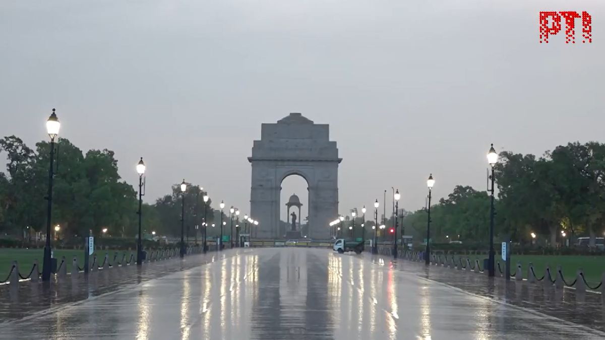 Heavy Rain Lashes Delhi-NCR: Flight Operations Hit at IGI Airport