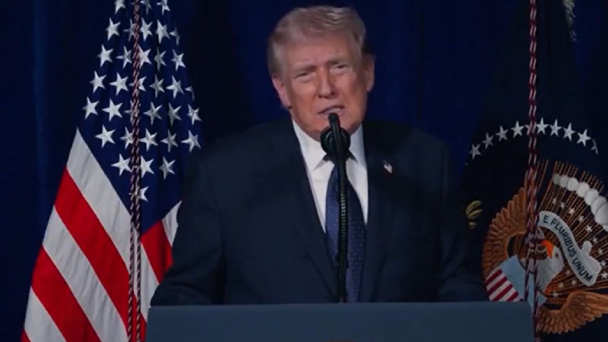 Trump Mocks Iran’s Threat to Target Apple, Microsoft & Google Amid Escalating Tensions