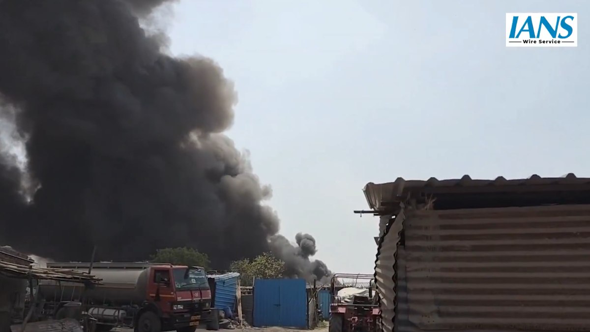 Massive Fire Breaks Out in Ghaziabad Slums and Scrap Warehouse, Firefighting Operations Underway
