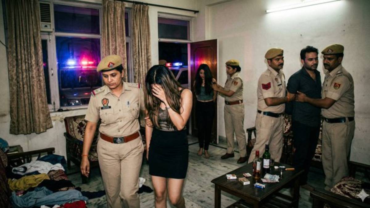 ಬಯಲಾಯ್ತು ಹೈಟೆಕ್ ಕಾಮಕಾಂಡ: 8 ರೂಮ್‌ಗಳಲ್ಲಿ ಅರೆಬೆತ್ತಲಾಗಿ ಸಿಕ್ಕಿಬಿದ್ದ ಜೋಡಿಗಳು; ಅಪ್ರಾಪ್ತೆಯೂ ಅರೆಸ್ಟ್!!