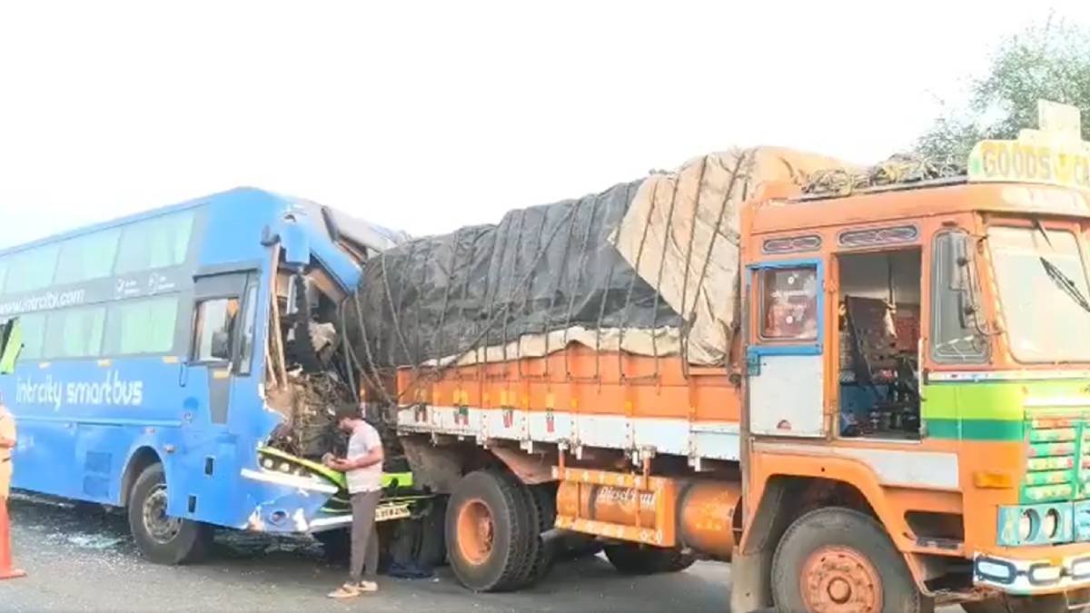 ಭೀಕರ ಬಸ್ ಅಪಘಾತ: ರಾಷ್ಟ್ರೀಯ ಹೆದ್ದಾರಿಯಲ್ಲಿ ಲಾರಿಗೆ ಗುದ್ದಿದ ಖಾಸಗಿ ಟ್ರಾವೆಲ್ಸ್; ಸಂಕ್ಷಿಪ್ತ ಮಾಹಿತಿ ಇಲ್ಲಿದೆ!!