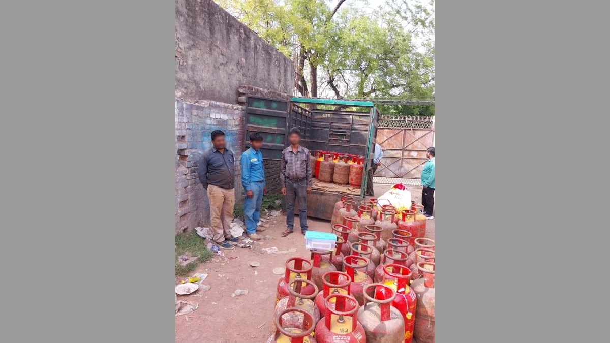 Delhi Police Bust Illegal LPG Refilling Racket in Palam Village, 3 Arrested