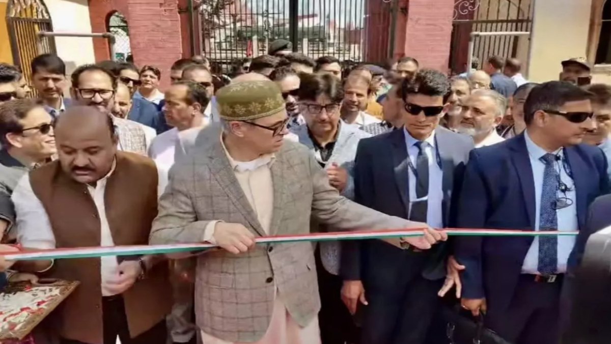 Omar Abdullah Ribbon Incident in Srinagar Goes Viral at Kashmir Haat Event