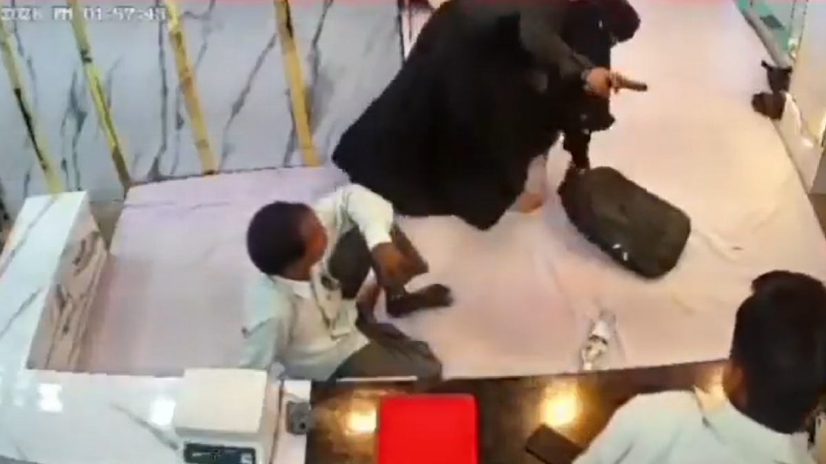 Ayodhya Jewelry Heist: Burqa-Clad Woman Loots Gold at Gunpoint in Broad Daylight