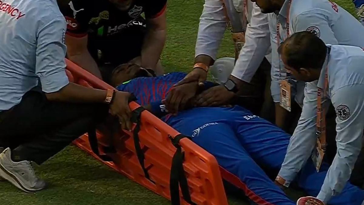 Lungi Ngidi Suffers Scary On-Field Injury During DC vs PBKS Clash, Taken Off in Ambulance