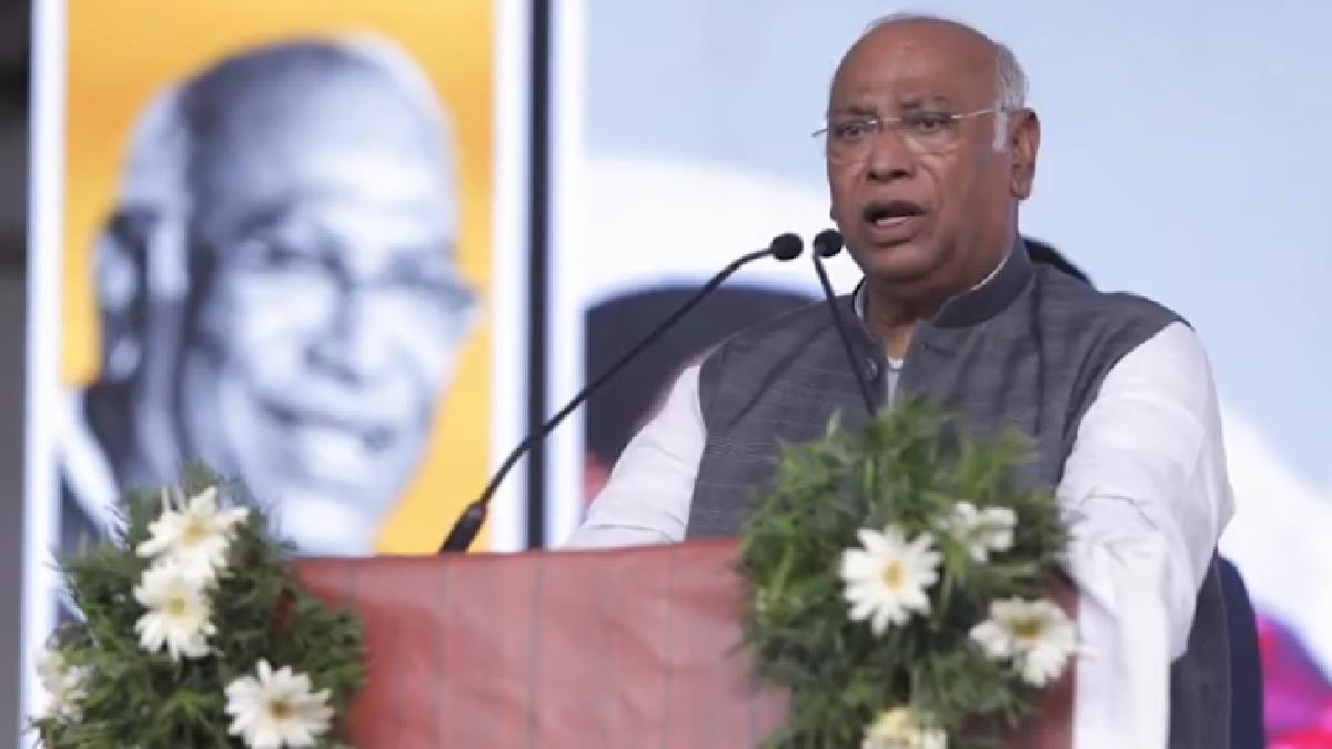 Mallikarjun Kharge Apologizes for 'Illiterate Gujarat' Remark Amid BJP Backlash