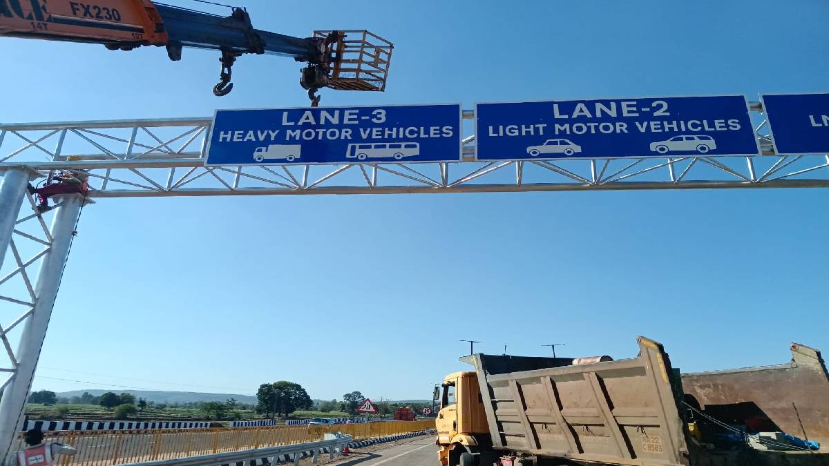 ಹೆದ್ದಾರಿಯಲ್ಲಿ ಕನ್ನಡದ ಡಿಂಡಿಮ - ಇಂಗ್ಲಿಷ್ ಫಲಕ ಕಿತ್ತೊಗೆಸಿ 'ಕನ್ನಡ'ಕ್ಕೆ ಮನ್ನಣೆ ಕೊಡಿಸಿದ ಕರವೇ ಯುವ ಸೇನೆ!!