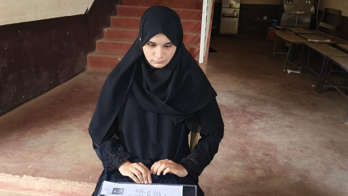 ಕಣ್ಣಿಲ್ಲದಿದ್ದರೂ ಕನಸು ಗೆದ್ದ ಶಿರಸಿಯ ಛಲಗಾರ್ತಿ - 625ಕ್ಕೆ 603 ಅಂಕ ಪಡೆದ ಲೀಸಾ ಖಾನಮ್ ಸಾಹಸಗಾಥೆ!!