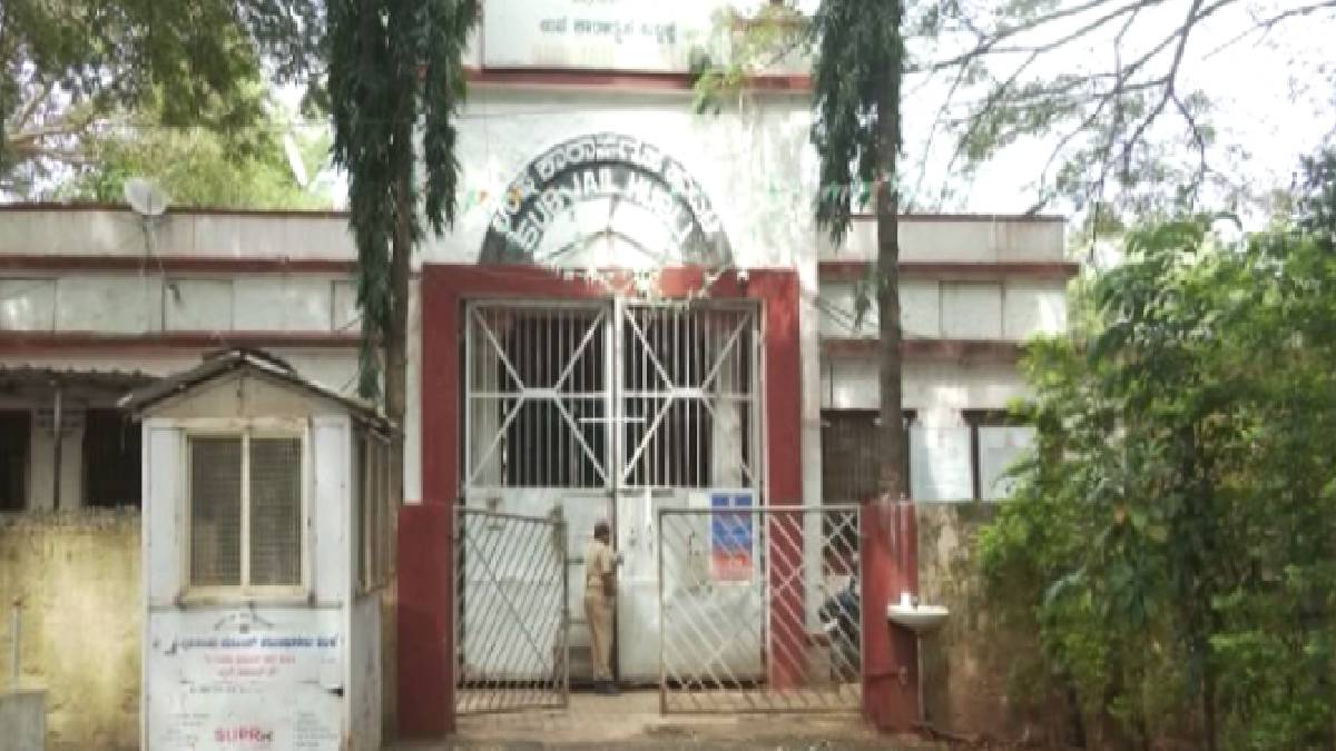 ಬ್ಯಾರಕ್‌ನಲ್ಲಿ ಸಿಕ್ಕವು ಸಾಲು ಸಾಲು ಮೊಬೈಲ್ - ಹುಬ್ಬಳ್ಳಿ ಉಪ ಕಾರಾಗೃಹದ ‘ಕಳ್ಳಾಟ’ ಬಯಲು!!