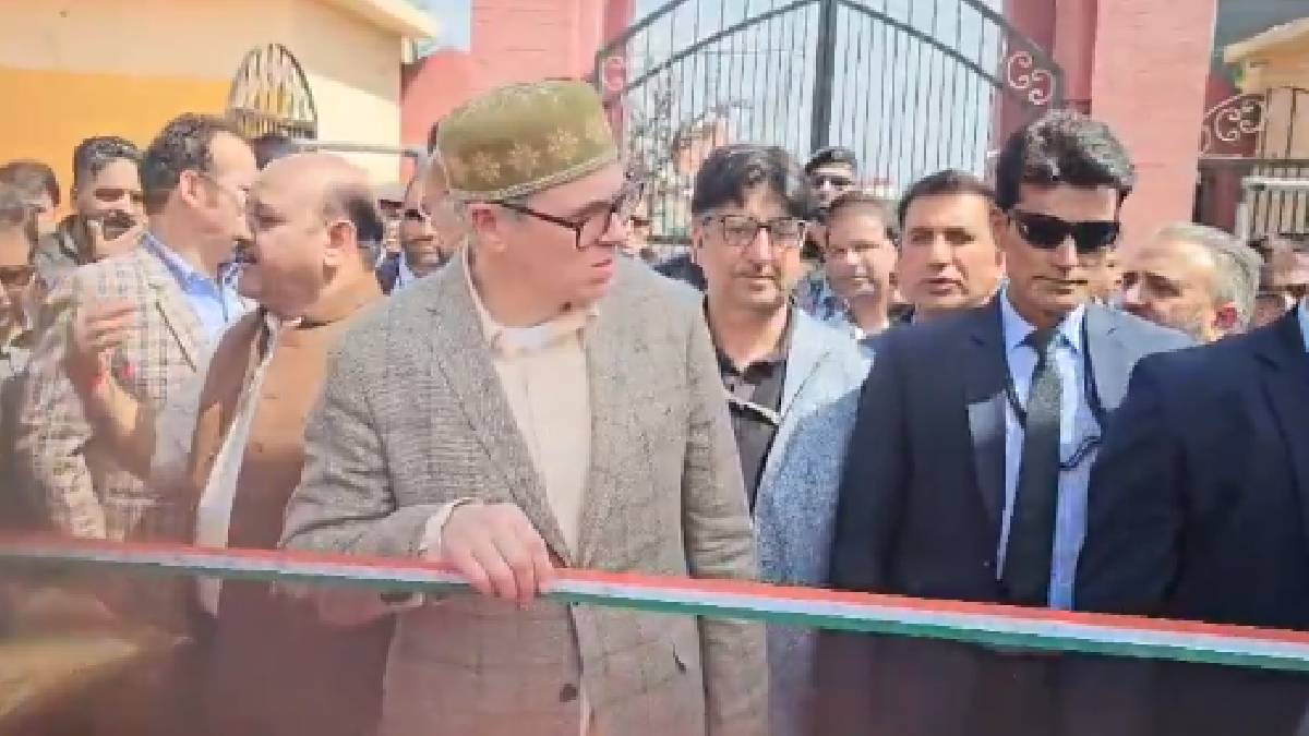 ರಾಷ್ಟ್ರಗೌರವ ಮೆರೆದ ಜಮ್ಮು ಕಾಶ್ಮೀರ ಸಿಎಂ - ಎಡವಟ್ಟನ್ನು ಸ್ಥಳದಲ್ಲೇ ಸರಿಪಡಿಸಿದ ಒಮರ್ ಅಬ್ದುಲ್ಲಾ!!