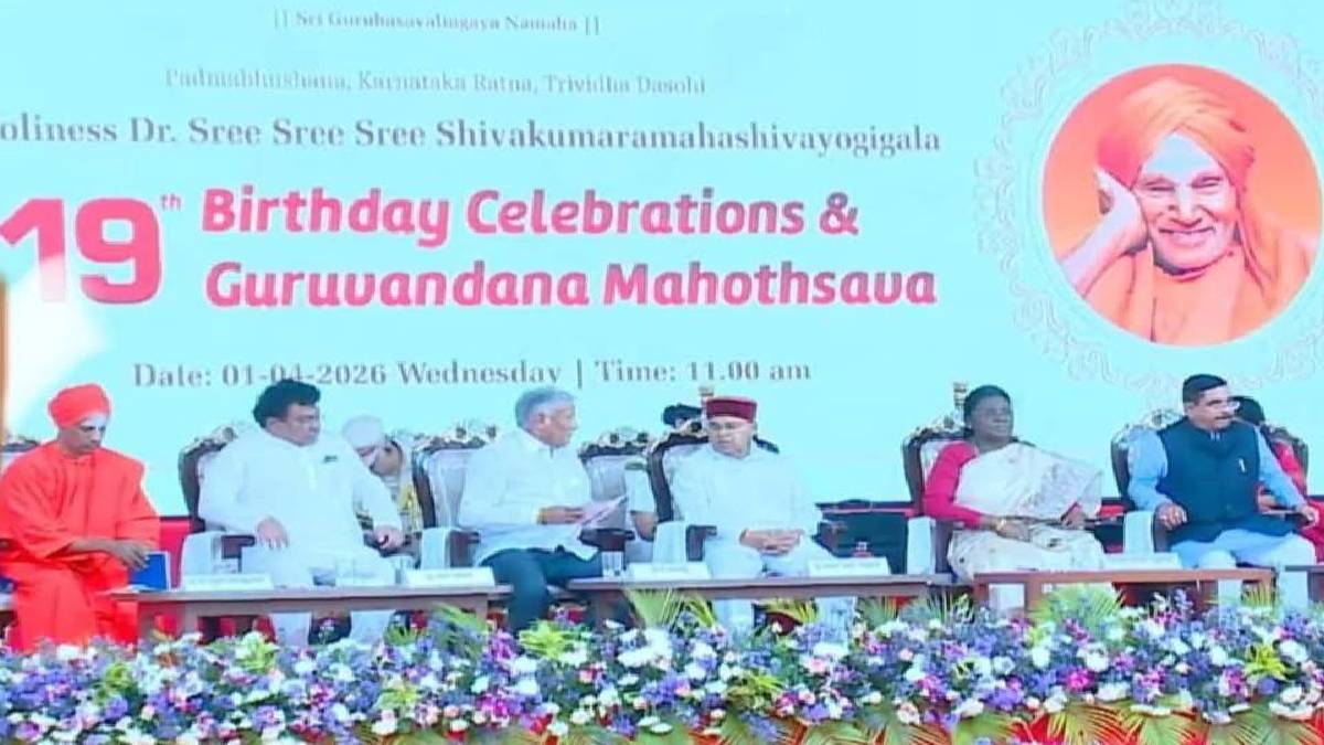 ಸಿದ್ದಗಂಗಾ ಮಠದಲ್ಲೇ ಶ್ರೀಗಳಿಗೆ ಅವಮಾನ - ರಾಷ್ಟ್ರಪತಿ ಬರುವ ಮುನ್ನವೇ ವೇದಿಕೆಯಲ್ಲಿ ಆಸನ ಜಗಳ!!