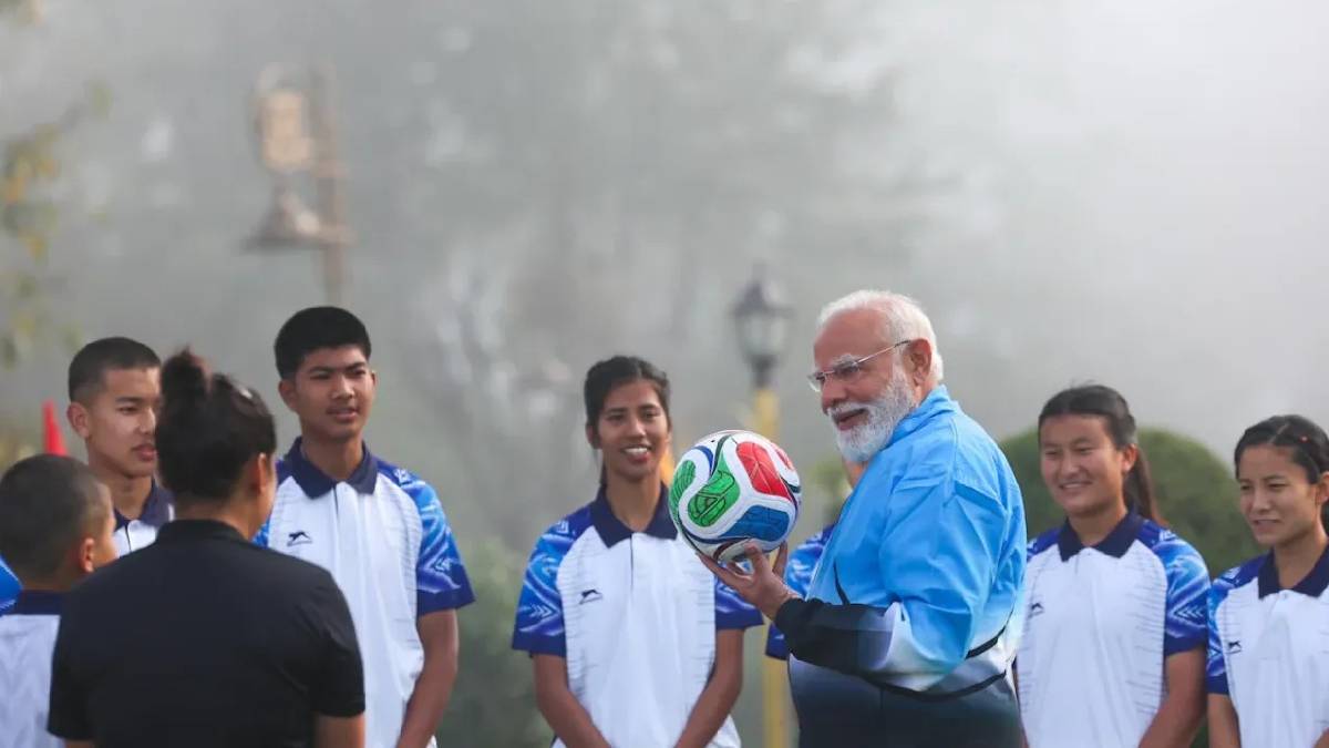 ಮೈದಾನಕ್ಕಿಳಿದ ನರೇಂದ್ರ ಮೋದಿ - ಗ್ಯಾಂಗ್ಟಾಕ್‌ನಲ್ಲಿ ಯುವಕರ ಜೊತೆ ಪ್ರಧಾನಿಯ ಫುಟ್‌ಬಾಲ್ ಫೈಟ್!!