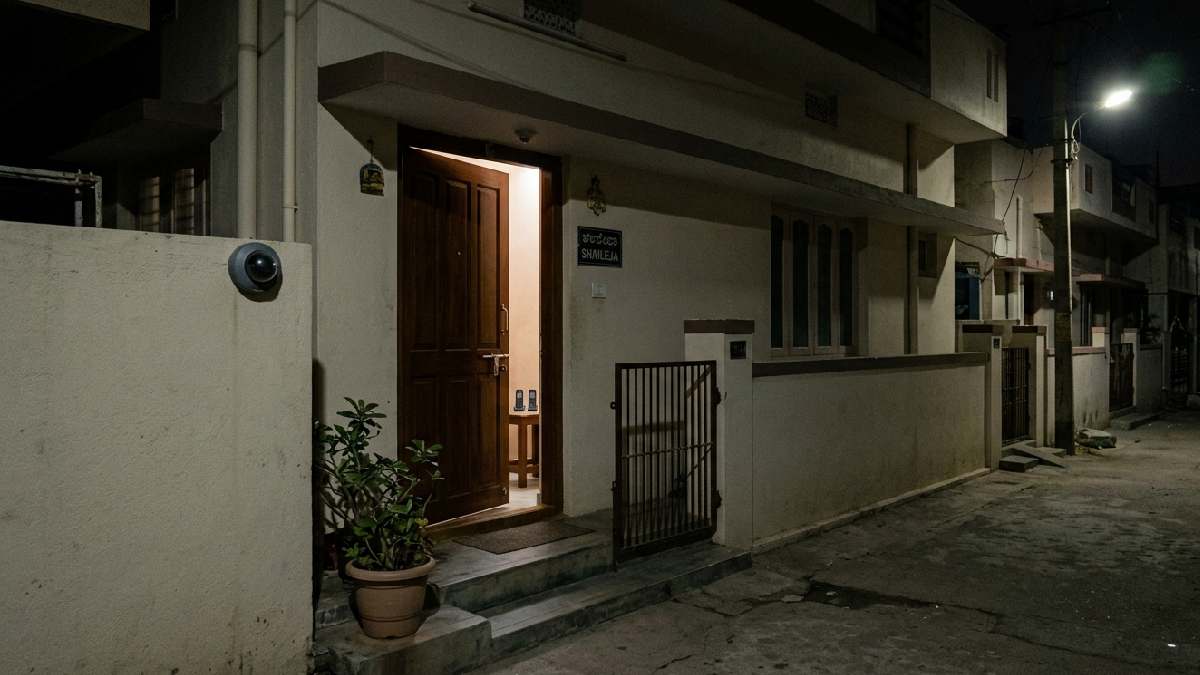 Bengaluru Burglary: Open Door Due to Heat Leads to Theft of Gold and Mobiles