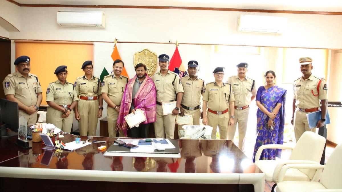 Alert Citizen and Police Rescue 8-Year-Old Girl from Auto Driver in Golconda