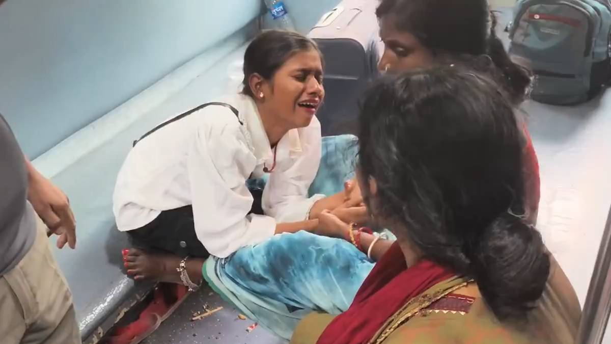 ರೈಲಿನಿಂದ ಬಿದ್ದ ಬಾಲಕ: ಚೈನ್ ಎಳೆದರೂ ನಿಲ್ಲದ ರೈಲು - ಎಷ್ಟು ಸಾಂತ್ವನ ಹೇಳಿದರೂ ಕಡಿಯಾಗದ ಅಕ್ಕನ ಅಳಲು; ವಿಡಿಯೋ!!