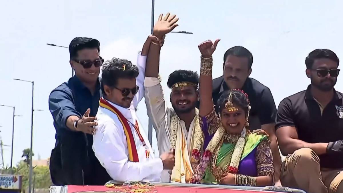 ವೋಟ್ ಕೇಳೋ ಗ್ಯಾಪ್‌ನಲ್ಲಿ ಹೊಸ ಜೋಡಿಗೆ 'ದಳಪತಿ' ಗಿಫ್ಟ್ - ವಿಜಯ್ ಮನಸ್ಸಿಗೆ ಫ್ಯಾನ್ಸ್ ಫುಲ್ ಫಿದಾ!! ವಿಡಿಯೋ ವೈರಲ್;