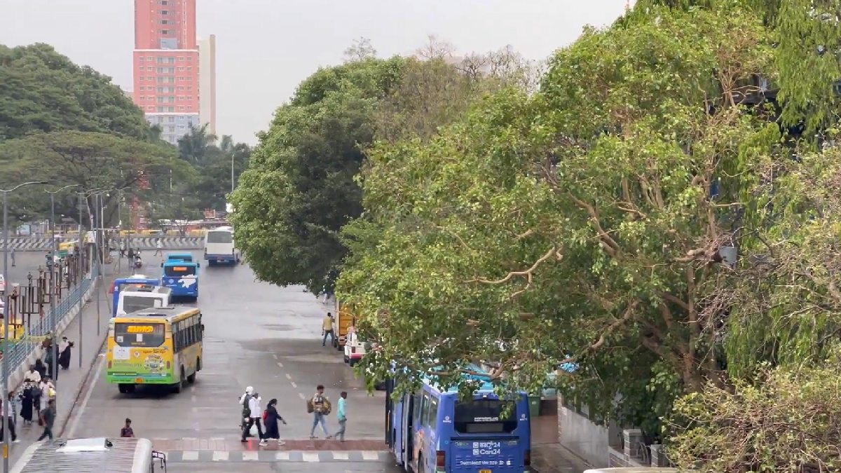 Heavy Rain Lashes Bengaluru Again, IMD Warns of Thunderstorms and Traffic Disruptions