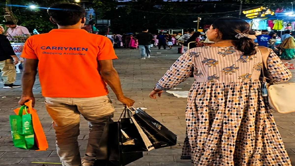 Delhi Startup CarryMen Offers Shopping Assistants to Carry Bags in Busy Markets