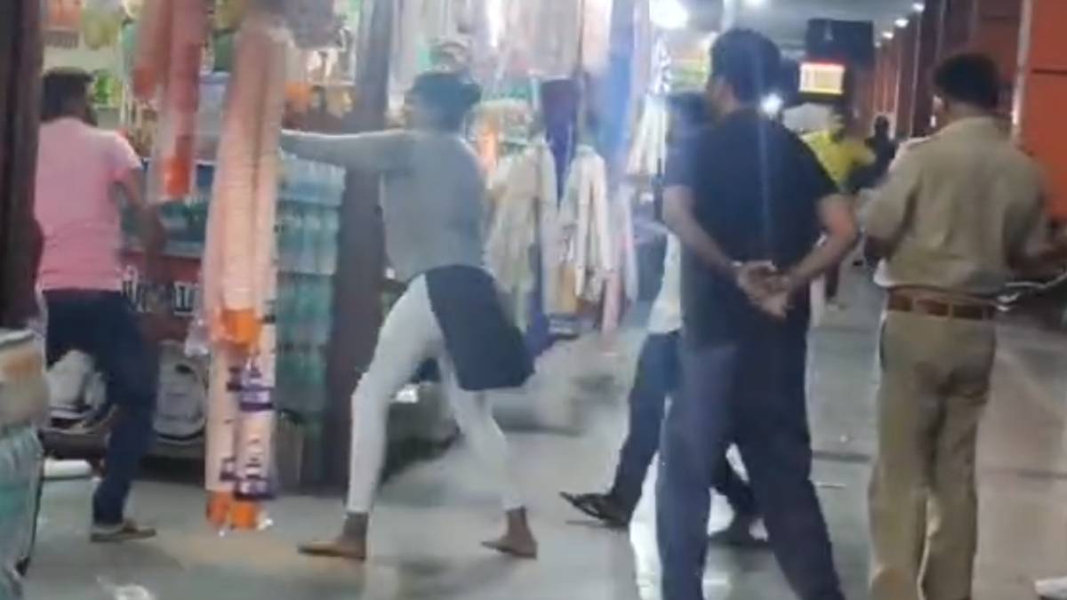 ಹಾಸನ ಬಸ್ ನಿಲ್ದಾಣದಲ್ಲಿ 'ಬೀದಿ ಕಾಳಗ' - ಅಂಗಡಿ ಮಾಲೀಕರ 'ದೊಣ್ಣೆ' ವರಸೆ ಕಂಡು ಬೆಚ್ಚಿಬಿದ್ದ ಪ್ರಯಾಣಿಕರು!!