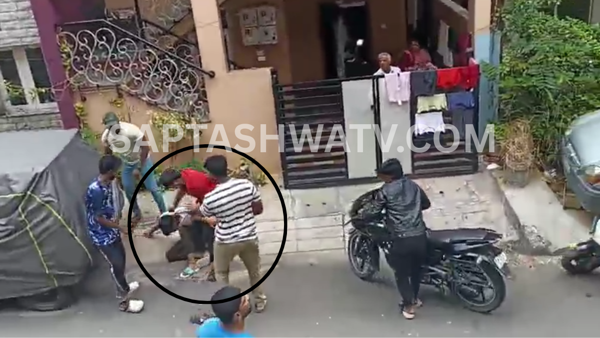 ಒಂದೇ ಒಂದು ಗ್ರೂಪ್ ಚಾಟ್.. ಮನೆಗೇ ನುಗ್ಗಿ ಯುವಕನಿಗೆ ಧರ್ಮದೇಟು - ಜಿಮ್ ಬಾಯ್ಸ್ ಅಸಲಿ ಆಟ ಬಯಲು!!