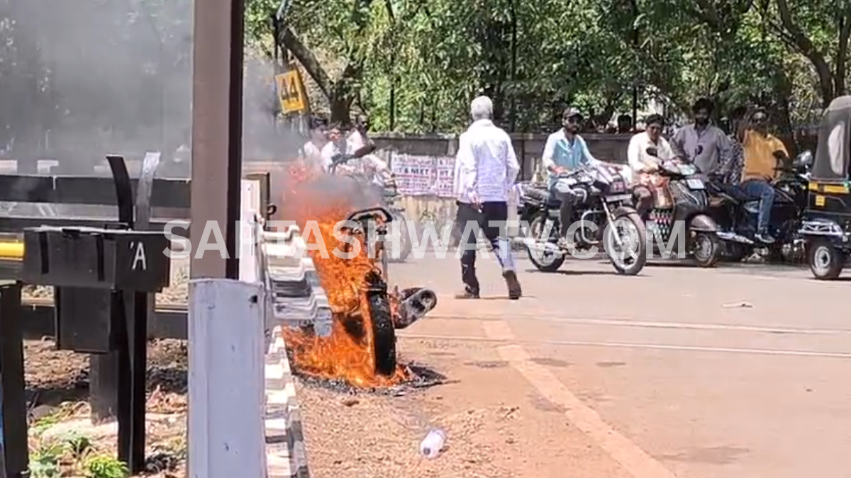 ರೈಲ್ವೇ ಗೇಟ್ ಬಳಿ ನೋಡನೋಡುತ್ತಿದ್ದಂತೇ ಹೊತ್ತಿ ಉರಿದ ಬೈಕ್
