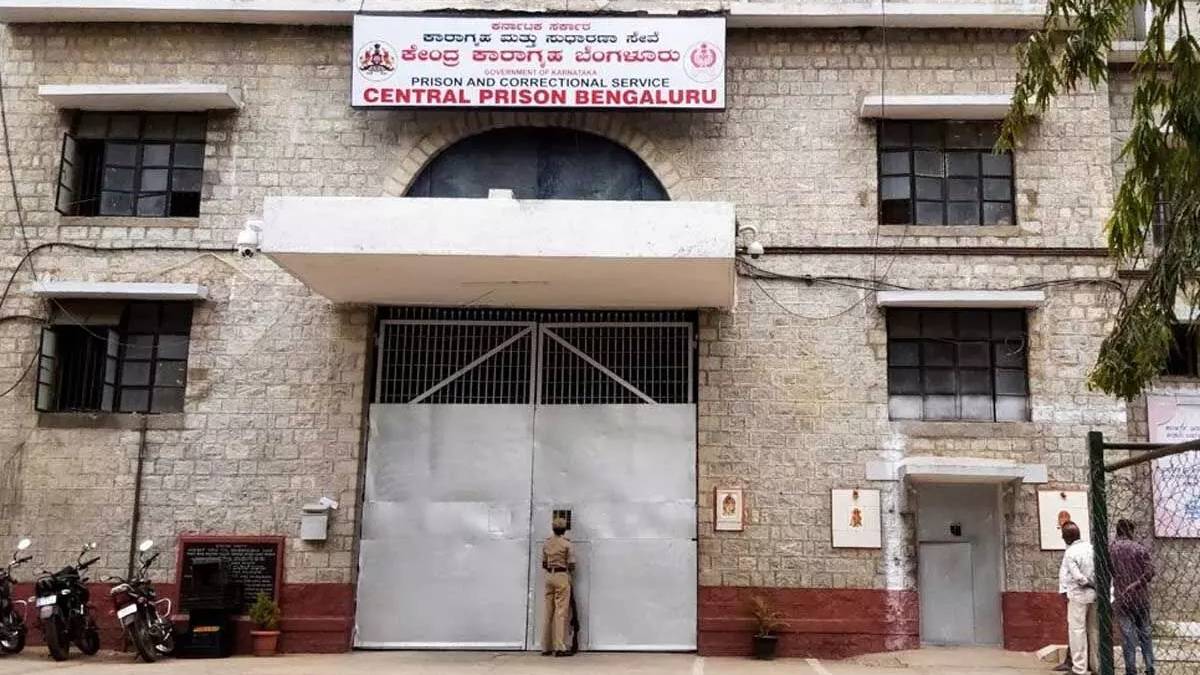 ಪರಪ್ಪನ ಅಗ್ರಹಾರ ಜೈಲಿನಲ್ಲಿ ಹೈಡ್ರಾಮಾ - ಕೈದಿಗಳ ಕೈಲಿ ಮೊಬೈಲ್, ಸಿಮ್ ಕಾರ್ಡ್ ಅಬ್ಬಬ್ಬಾ.. ಏನೇನು ಸಿಕ್ತು ನೋಡಿ!!