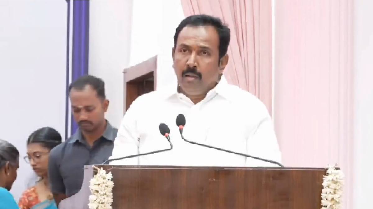 ‘ಇದು ಪಕ್ಷದ ಕಚೇರಿಯಲ್ಲ..!’ ರಾಹುಲ್ ಗಾಂಧಿ ಹೆಸರು ಹೇಳಿದ ಶಾಸಕನಿಗೆ ವೇದಿಕೆಯಲ್ಲೇ ಮೈಕ್ ಕಿತ್ತುಕೊಂಡಷ್ಟು ಕ್ಲಾಸ್!!
