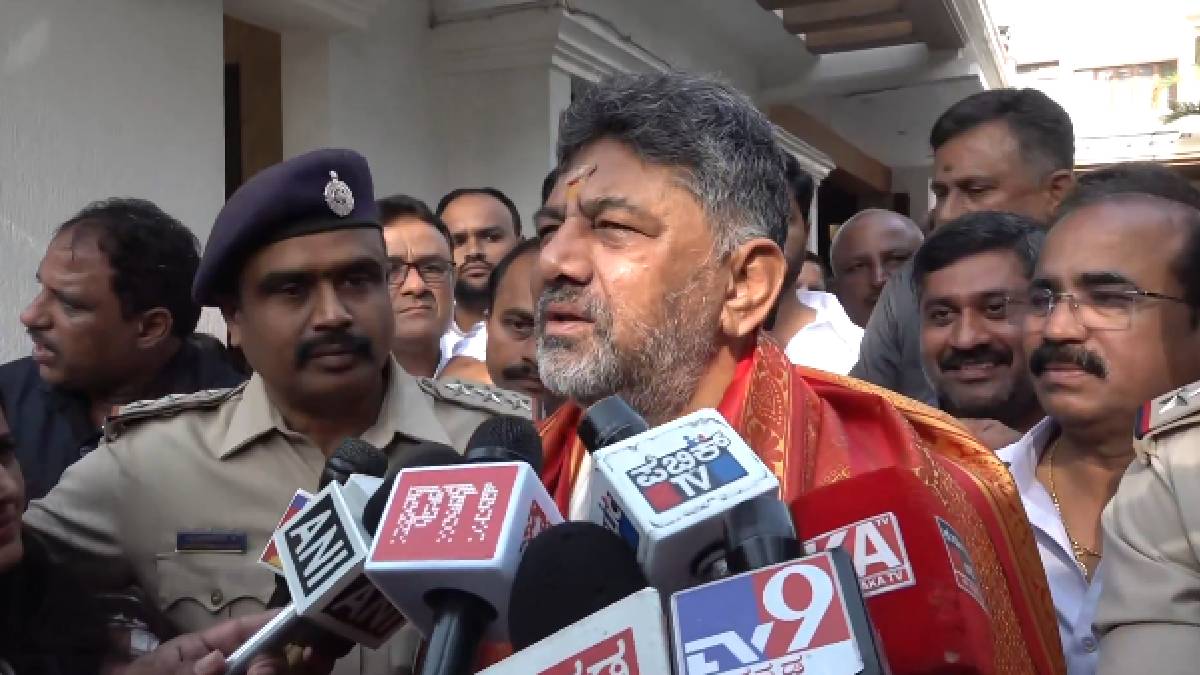 ಅಭಿಮಾನಿಗಳ ಆಶೀರ್ವಾದಕ್ಕೆ ಶರಣಾದ ಡಿಕೆಶಿ